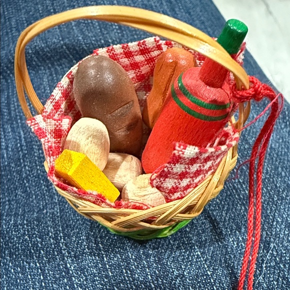 Steinbach Wooden Miniature Picnic Basket with Accessories Ornament - Picture 4 of 4